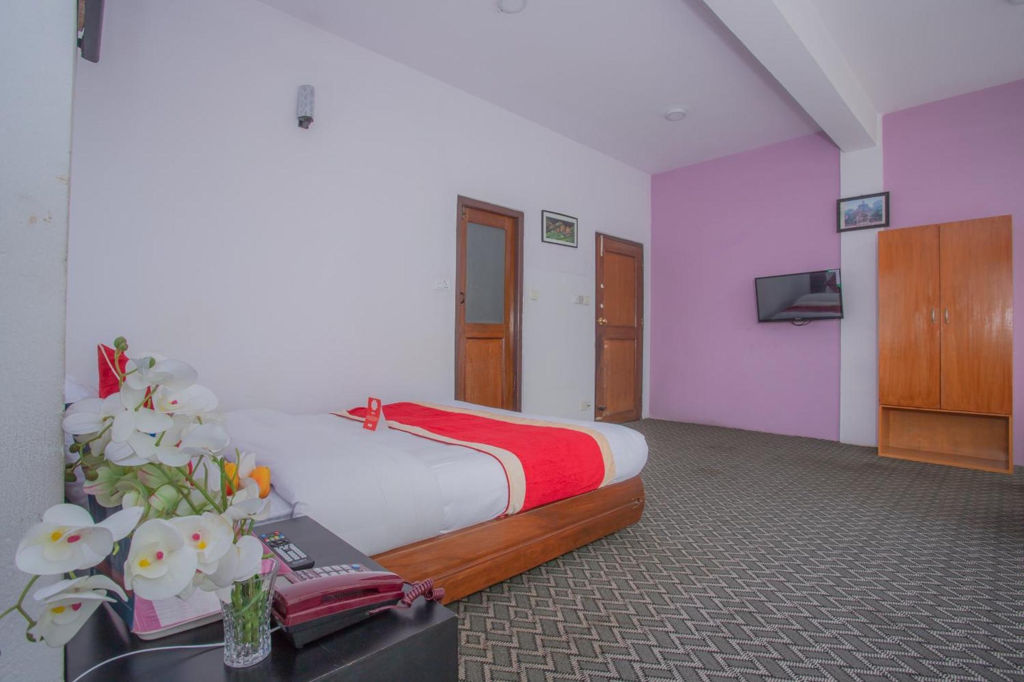 Oyo 135 Lost Garden Apartment And Guest House Катманду Екстериор снимка
